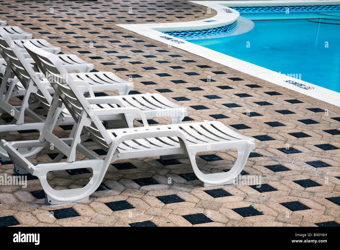 Liegestuhl am Pool im hotel Stockfoto