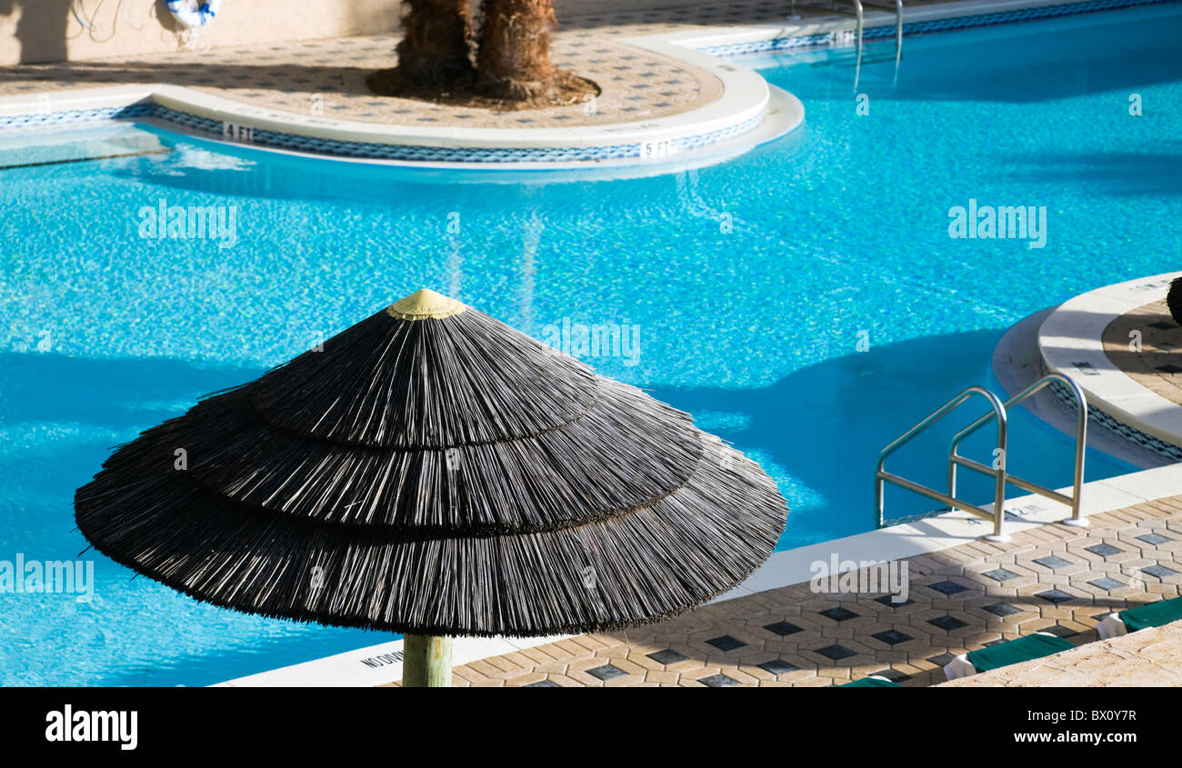 Pool im tropischen resort Stockfoto