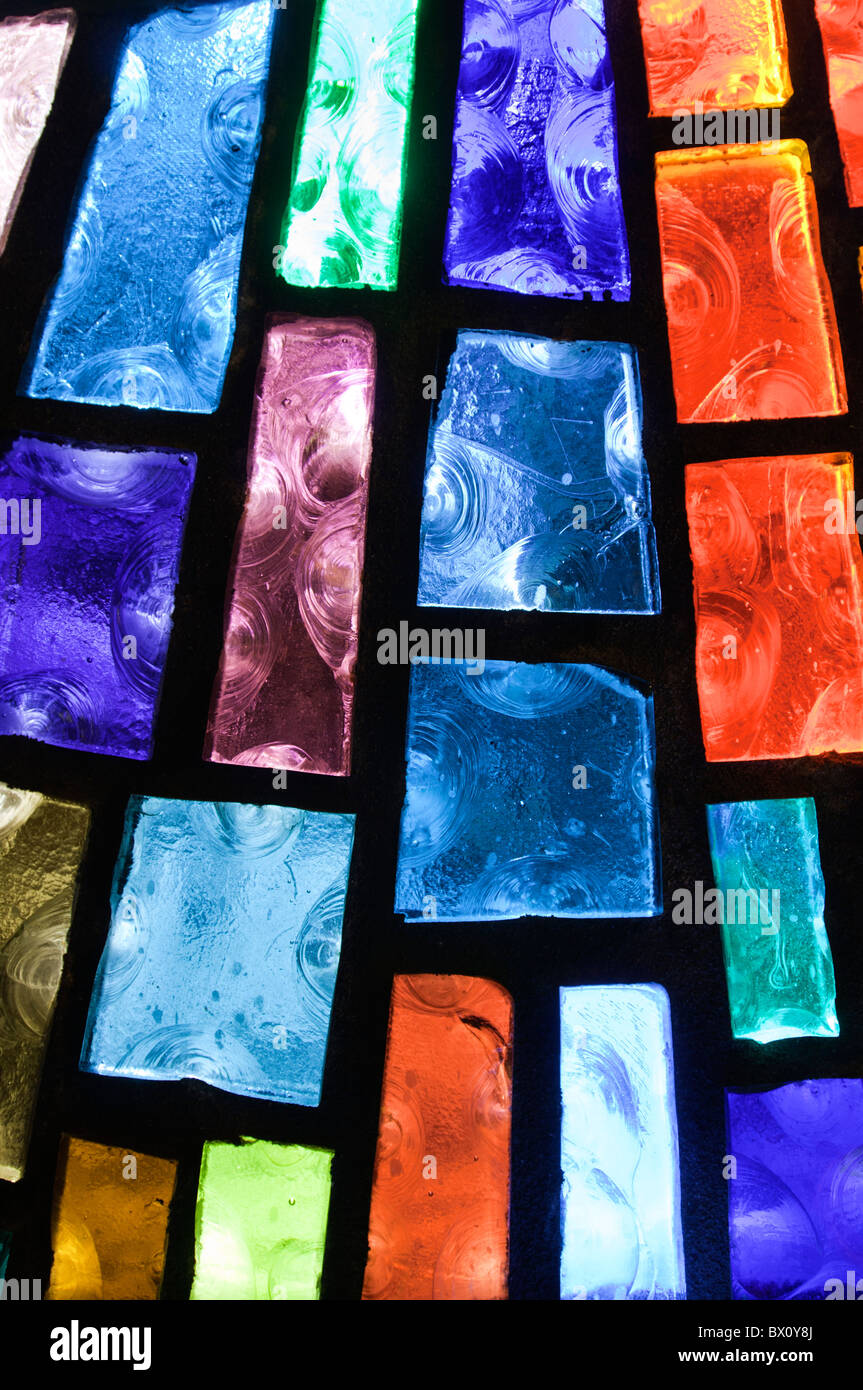 Detail der Glasfenster in der kleinen Kirche la Villita, San Antonio, Texas, USA Stockfoto