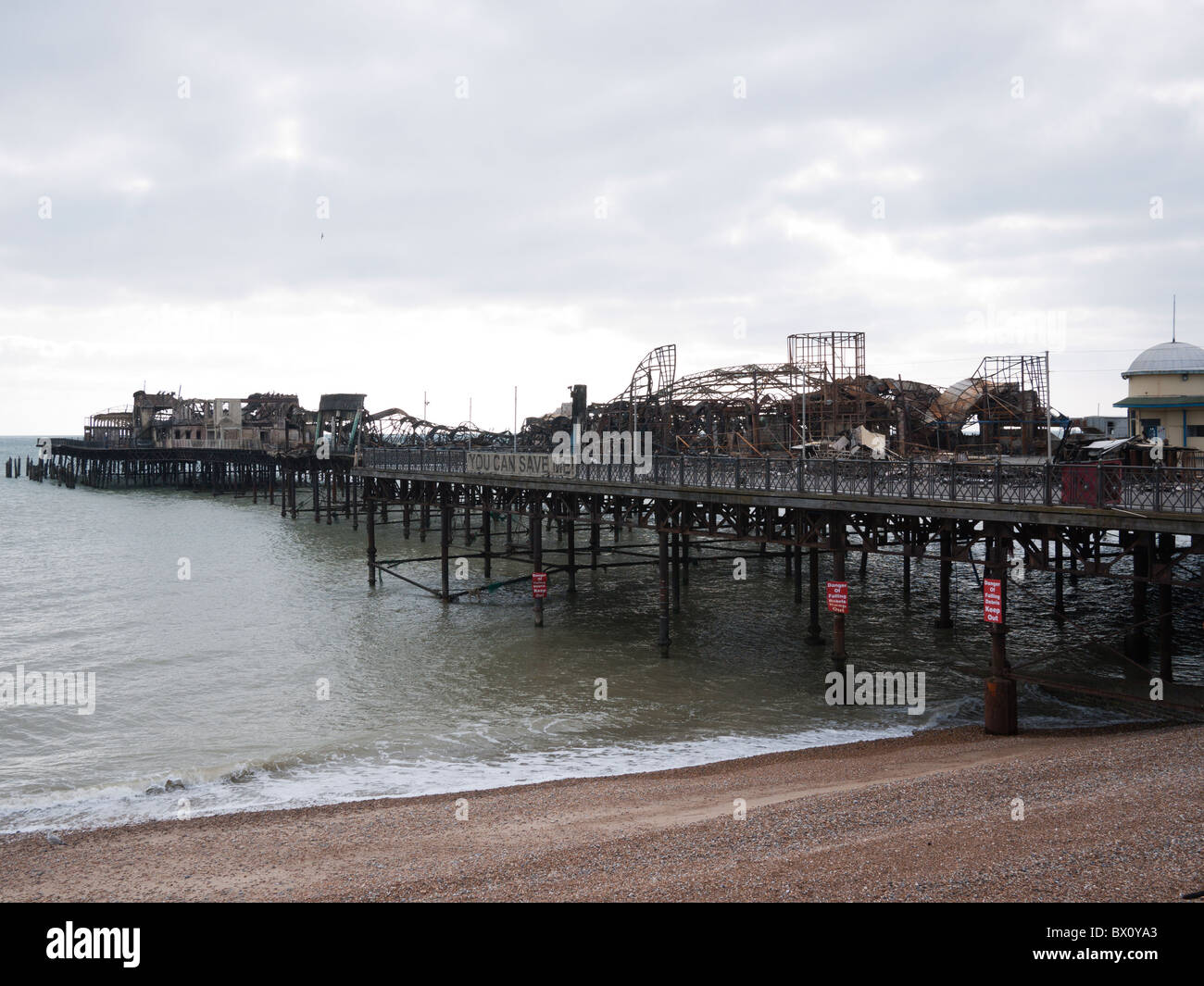 Pier von Hastings, East Sussex nach Brandschäden Stockfoto