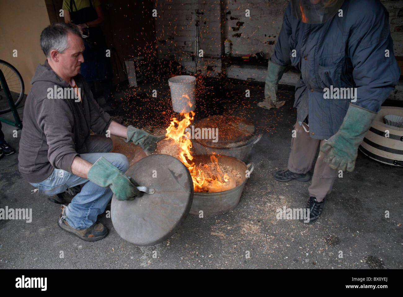 Töpfern mit Raku ein traditionelles verhängt feuern Keramik Stockfoto