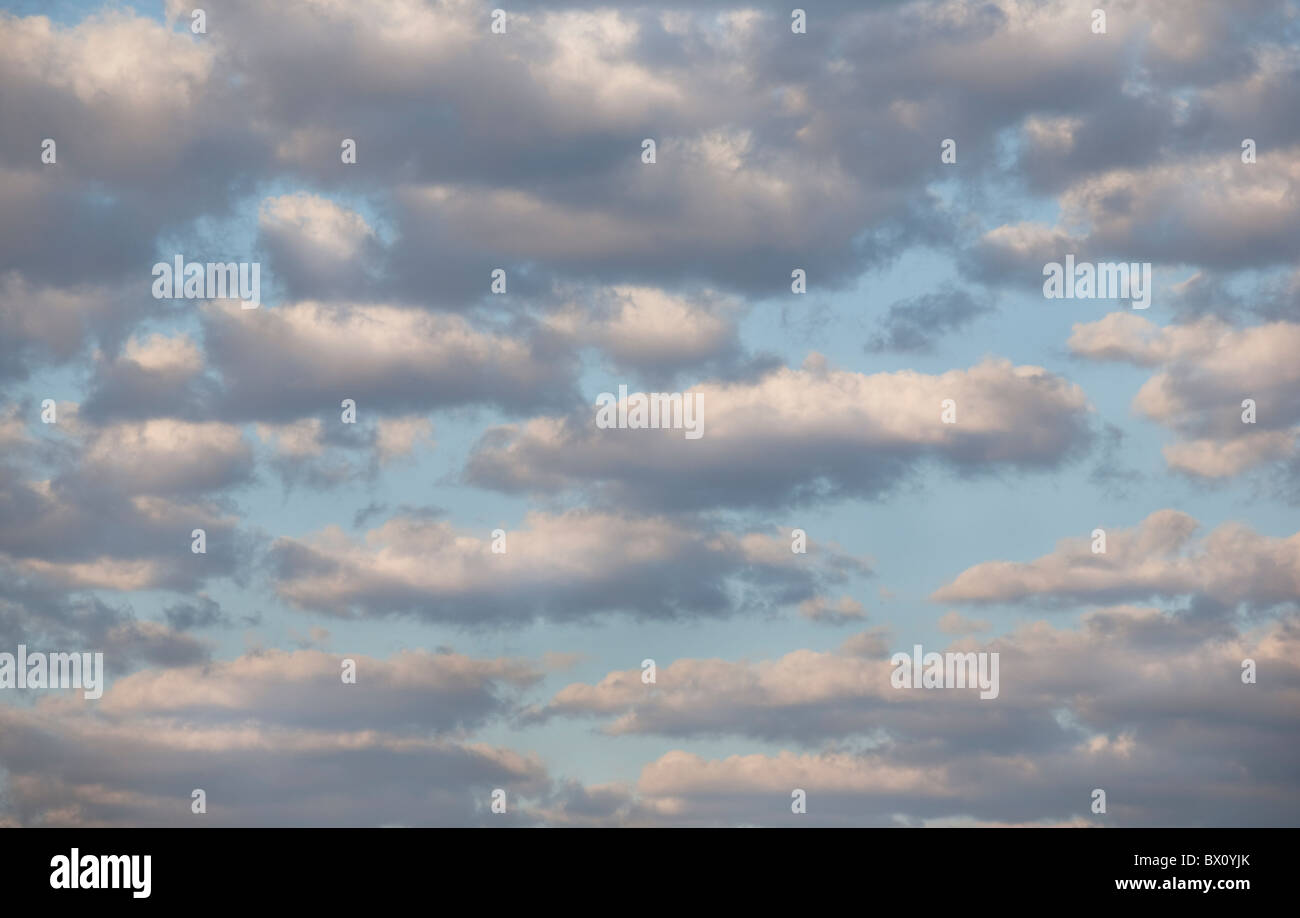 Weiße Wolken am blauen Himmel. Stockfoto