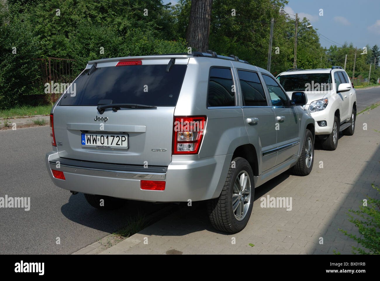 Zwei Geländewagen: Jeep Grand Cherokee 3.0 CRD V6 und Toyota Land Cruiser 3.0 D - 4D V6 - Stadt-Straße Stockfoto