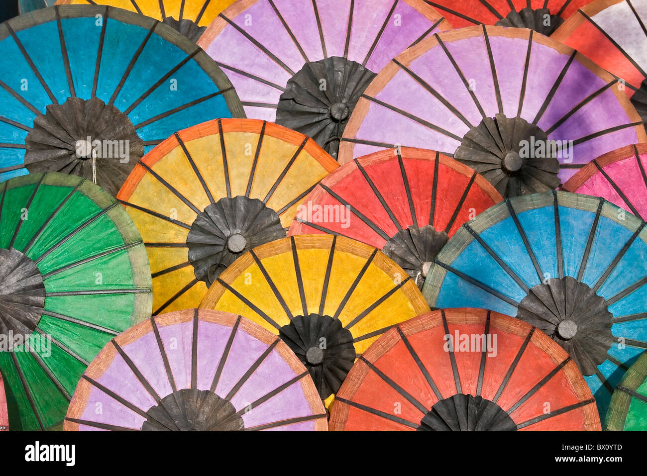 Bunte Papierregenschirme oder Sonnenschirme auf dem Display an Abendmarkt Luang Prabang, Laos Stockfoto