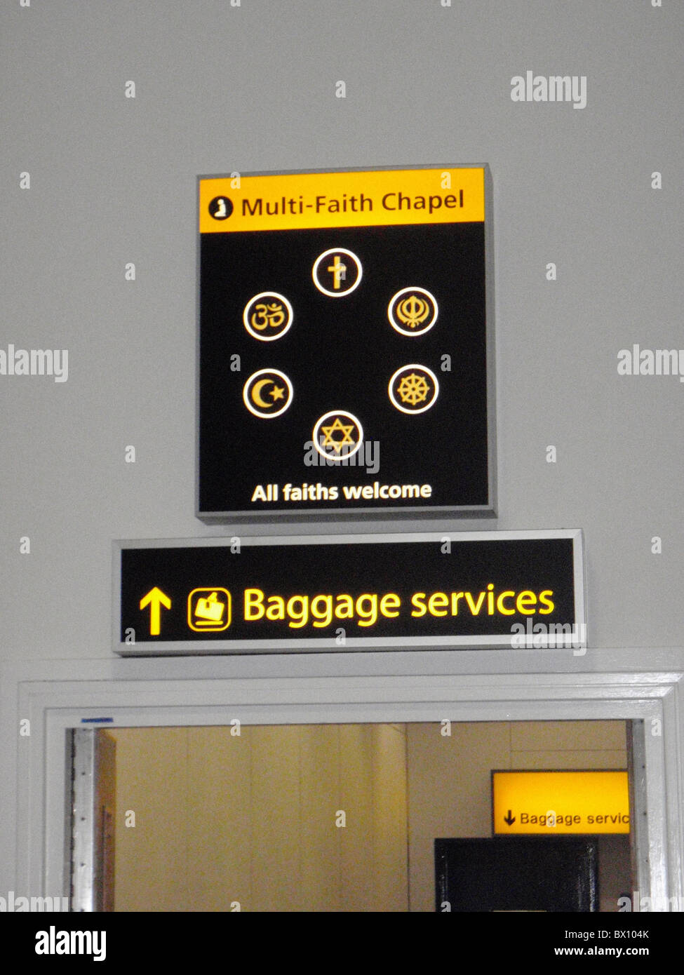 Multireligiösen Kapelle Zeichen in einem Flughafen Stockfoto