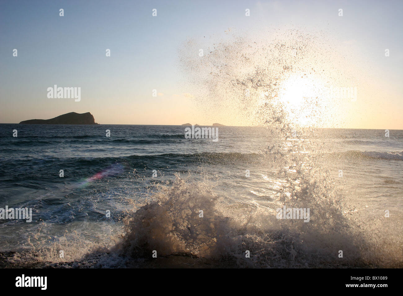 Welle auf Ibiza, im Sonnenuntergang Stockfoto