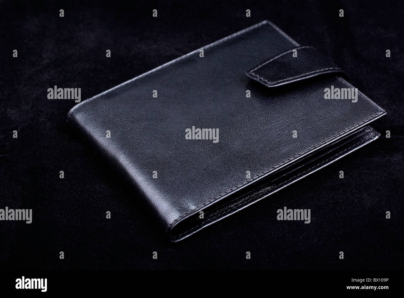 Neue Geldbörse aus hochwertigem Leder isoliert auf schwarzem Samt Hintergrund gemacht. Studio gedreht. Stockfoto