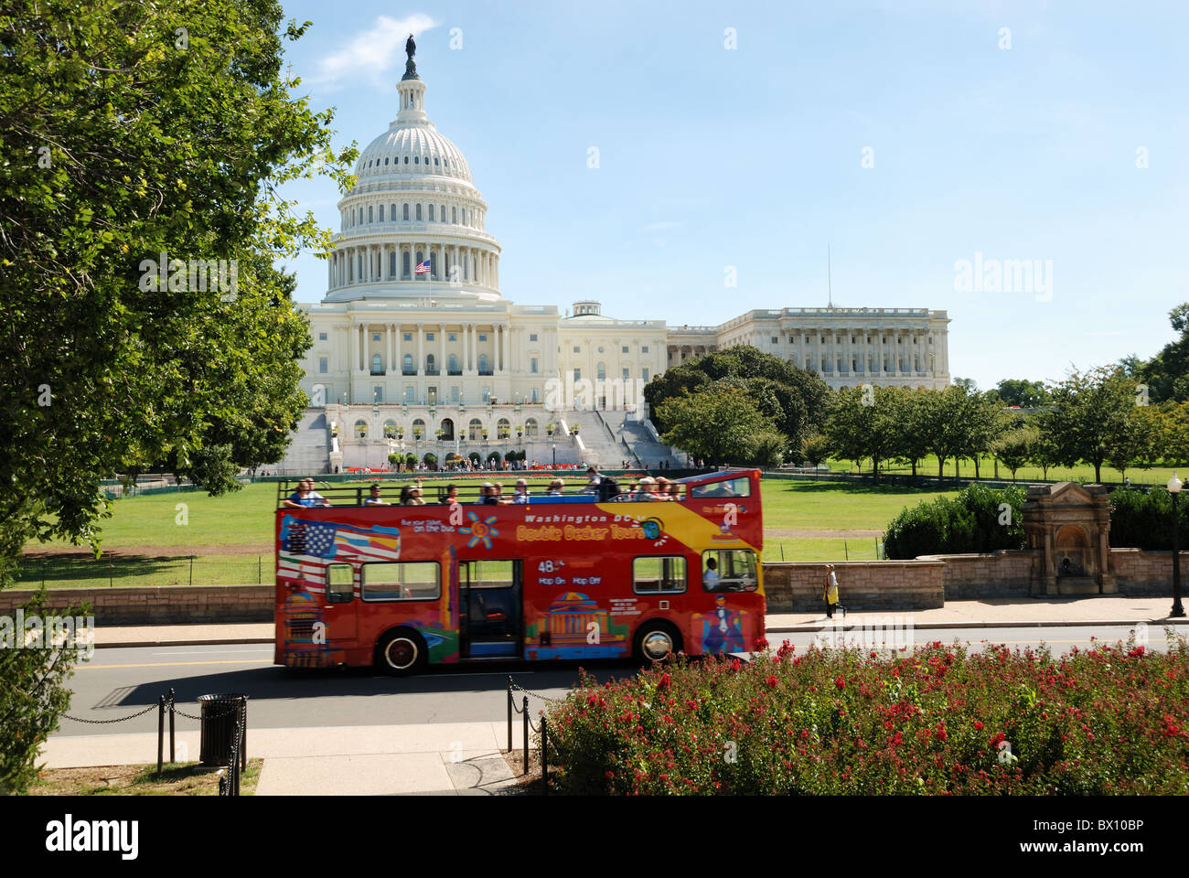 Bunte rote Tourismus Bus fahren vorbei an Kapitol in Washington, DC. Stockfoto
