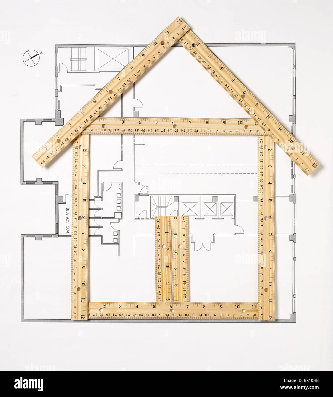 Architektonische Zeichnung und Lineale in Form eines Hauses. Stockfoto