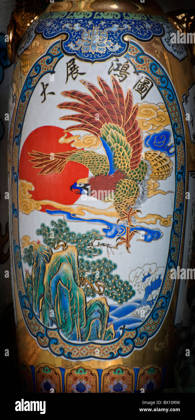 Chinesische Vase mit Hand bemalt, Phoenix und Blattgold Stockfoto
