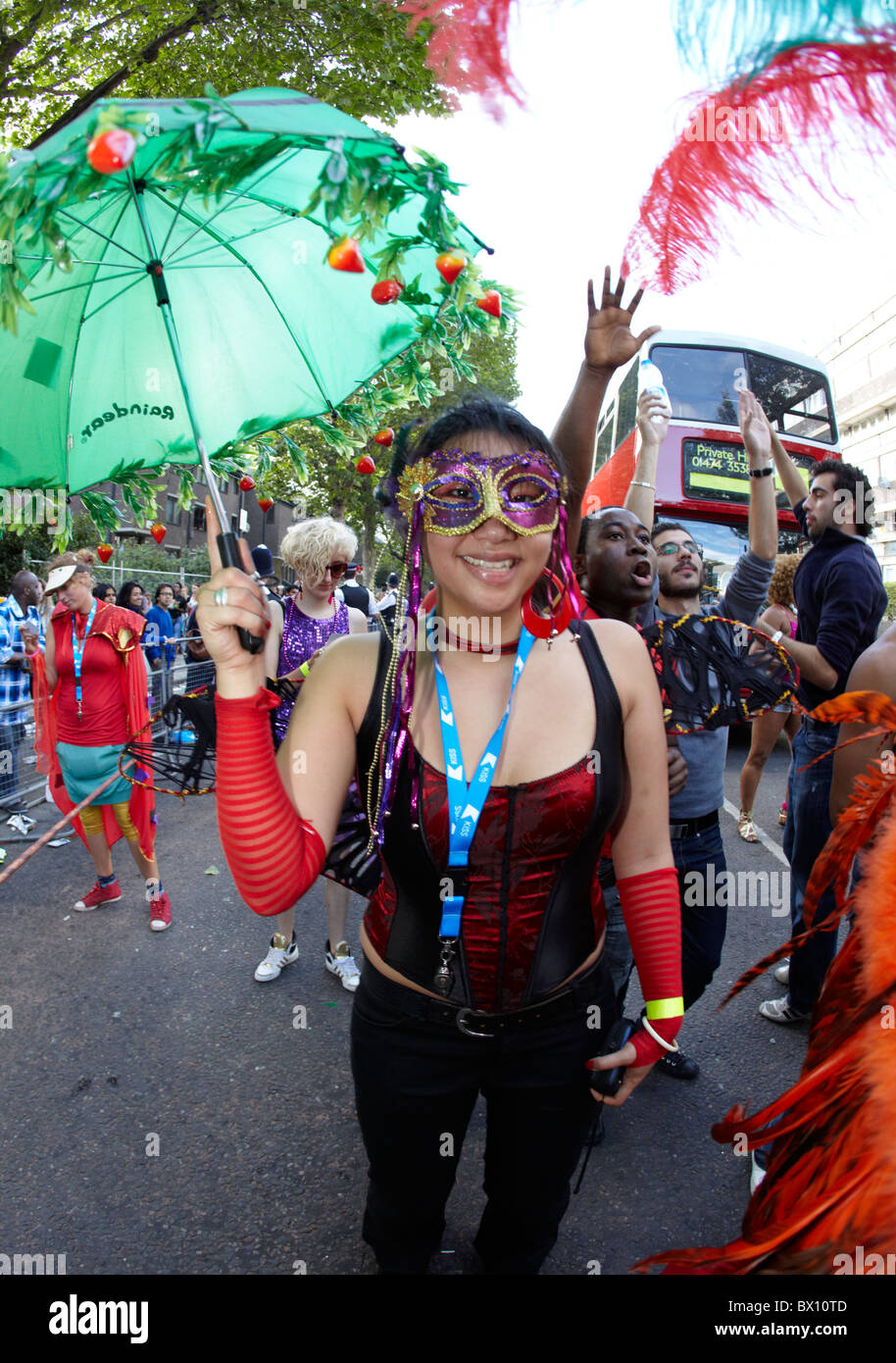 Westindischen Frau mit Regenschirm der Notting Hill Carnival London UK Stockfoto