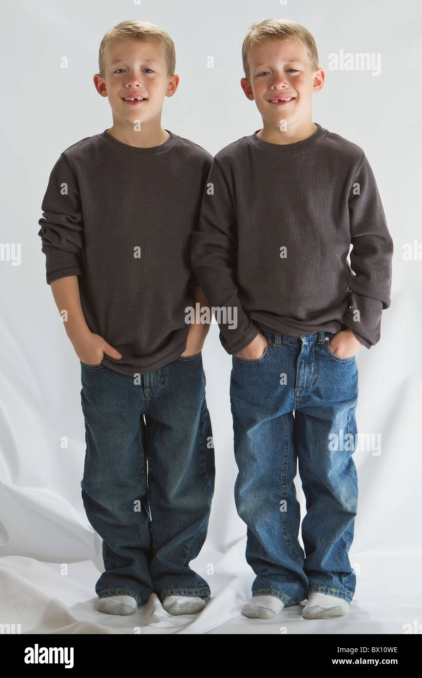 6 Jahre alten eineiigen Zwillinge Stockfoto