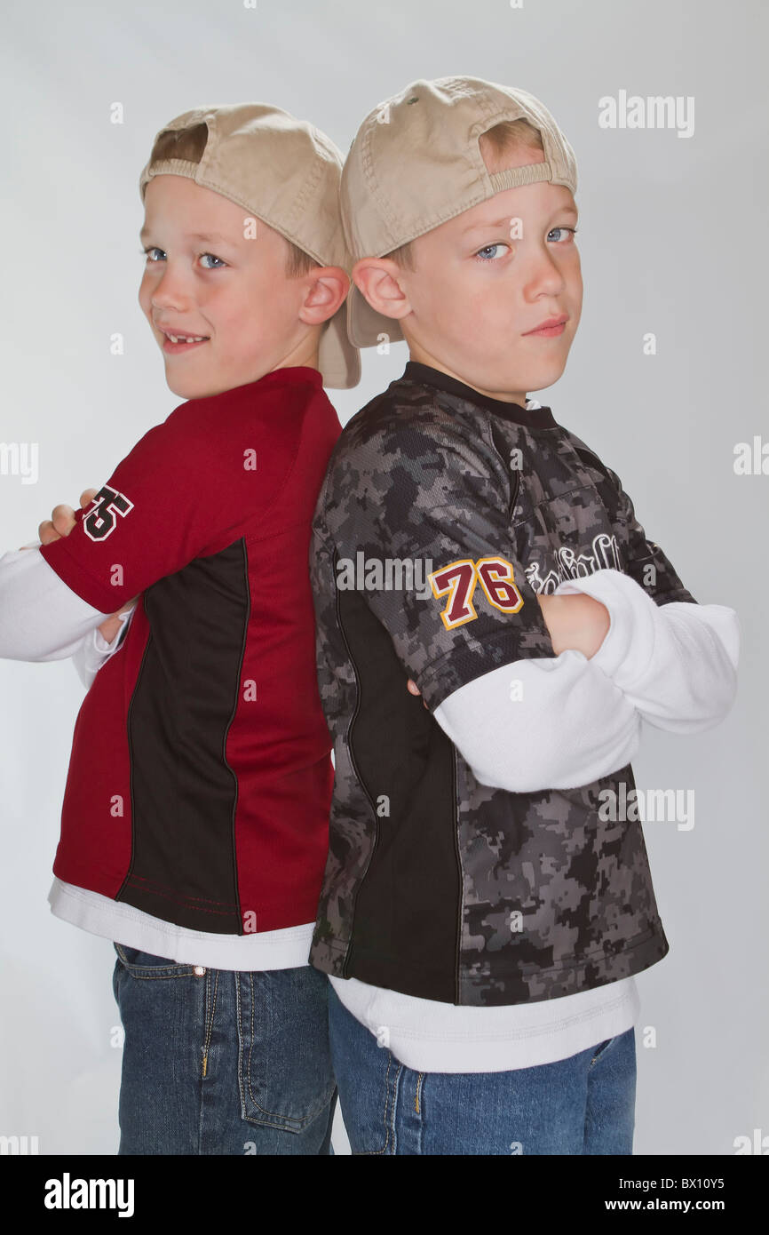 6 Jahre alt eineiige Zwillinge tragen ein Baseball-Mützen Stockfoto