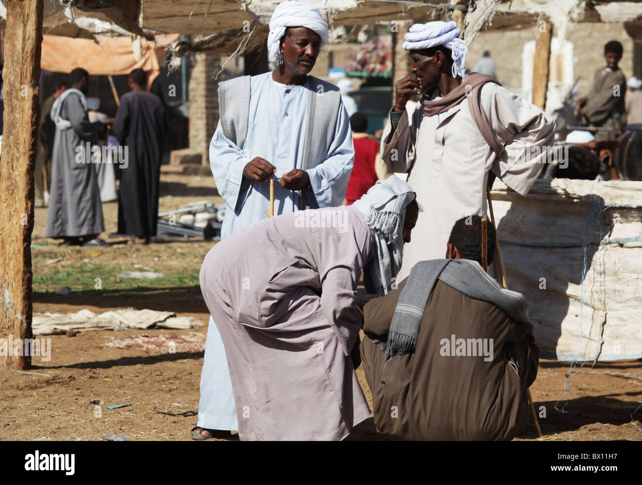 DARAW, Ägypten - Dezember 29: Arabische Bevölkerung sind wöchentlich Kamel und Vieh Markt am 29. Dezember 2009 bei Daraw, Assuan Feilschen Stockfoto