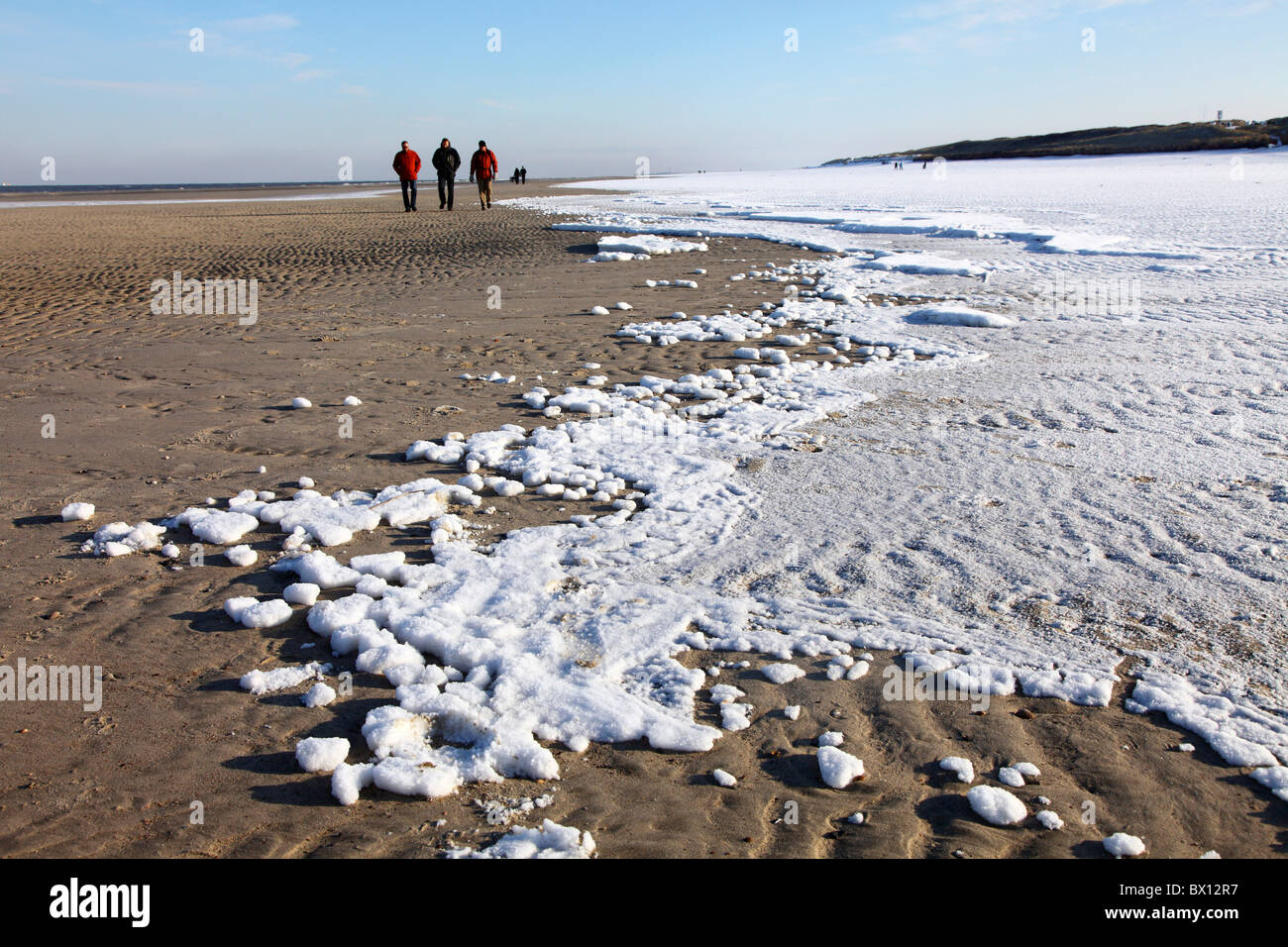Winterzeit, Menschen am Strand, Wandern. Nordsee Insel Spiekeroog, Osten Watteninsel an der Nordwestküste von Deutschland. Stockfoto
