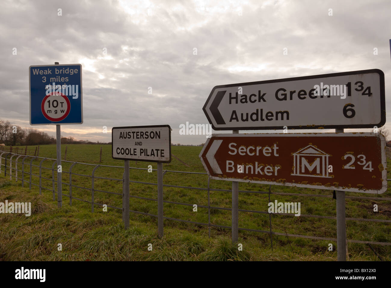 UK Richtung Verkehrszeichen, kleine Dörfer und einen geheimen Bunker in der Nähe von Nantwich, Cheshire Stockfoto