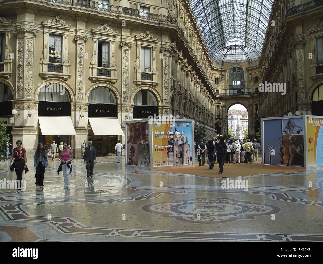 Galleria Vittorio Emanuele II in Italien Europa Geschäft kaufen Milan Passanten Menschen Geschäfte Stockfoto