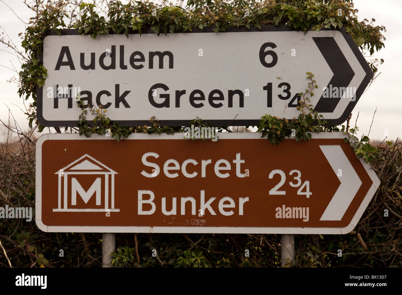 UK Richtung Verkehrszeichen, kleine Dörfer und einen geheimen Bunker in der Nähe von Nantwich, Cheshire Stockfoto