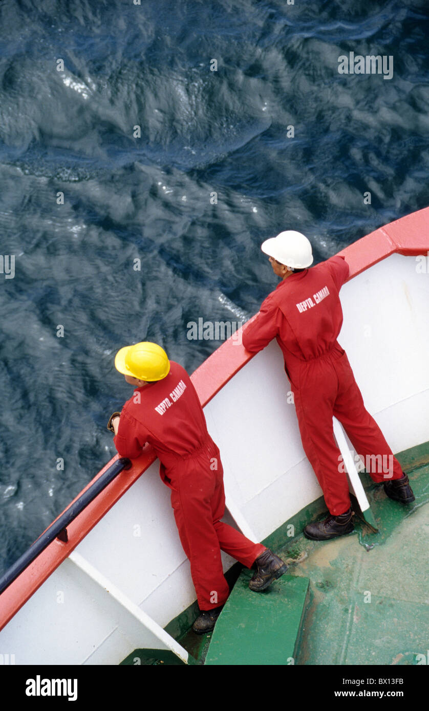 Matrosen auf dem Bug des chilenischen Navimag Fähre tragen Schutzhelme, Süd-Chile. Puerto Montt nach Puerto Natales, Patagonien. Stockfoto