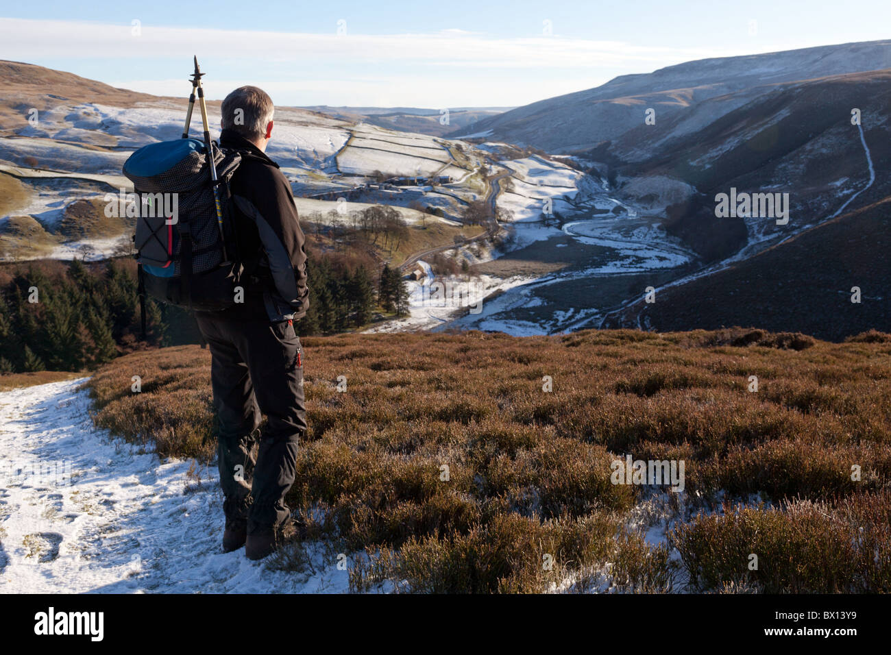 Ein männlicher Walker betrachten die Snake-Pass im Winter auf Kinder Scout, Dark Peak, Peak District National Park, Derbyshire UK Stockfoto