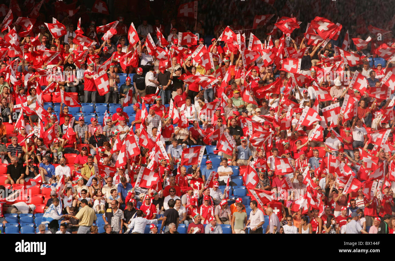 Sport Schweizer Fan Anhänger Fußball Zuschauer Person massive Unterstützung Fan Tribüne stehen Schweiz Europa Euro Stockfoto
