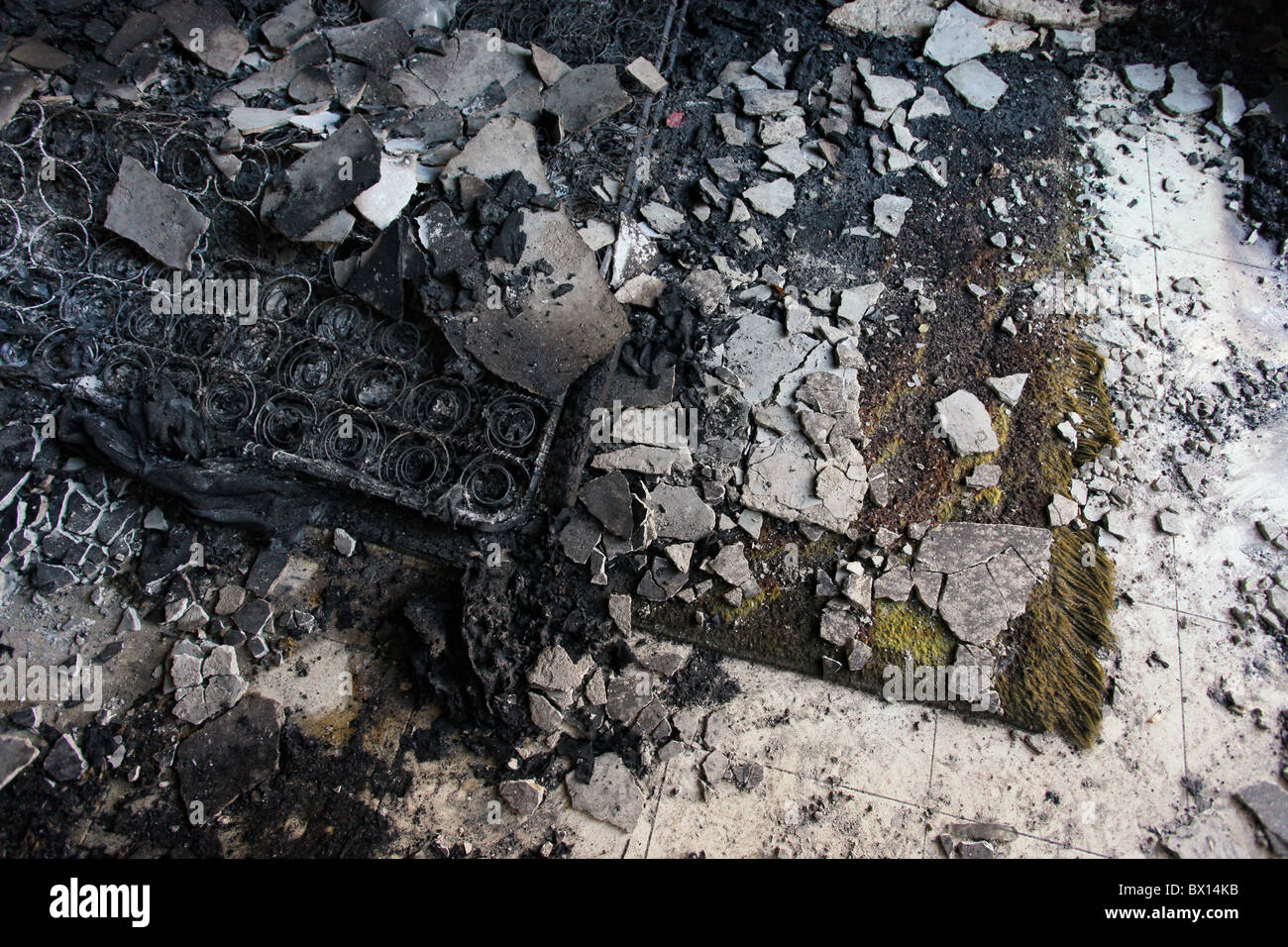 Überbleibsel der Artikel gefunden in einem Haus verbrannt durch ein verheerendes Feuer in Kibbutz Beit Oren am Stadtrand von Haifa, Israel Stockfoto