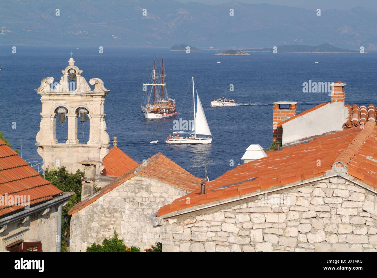 Korcula Svih Svetih Dorf Dächer bell Tower Glockenturm Meer Küste Boote Kroatien Europa Insel Isle Dalmatiner Stockfoto