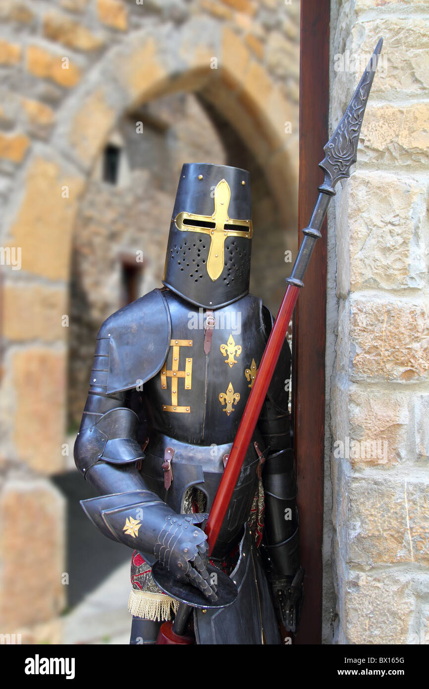 Mittelalterlicher Krieger Soldat Metall schützende tragen swordman Stockfoto