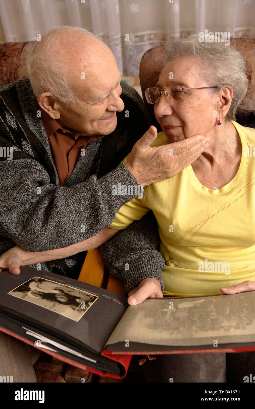 Älteres Paar (92,89 Jahre alt) mit Fotoalbum Stockfoto