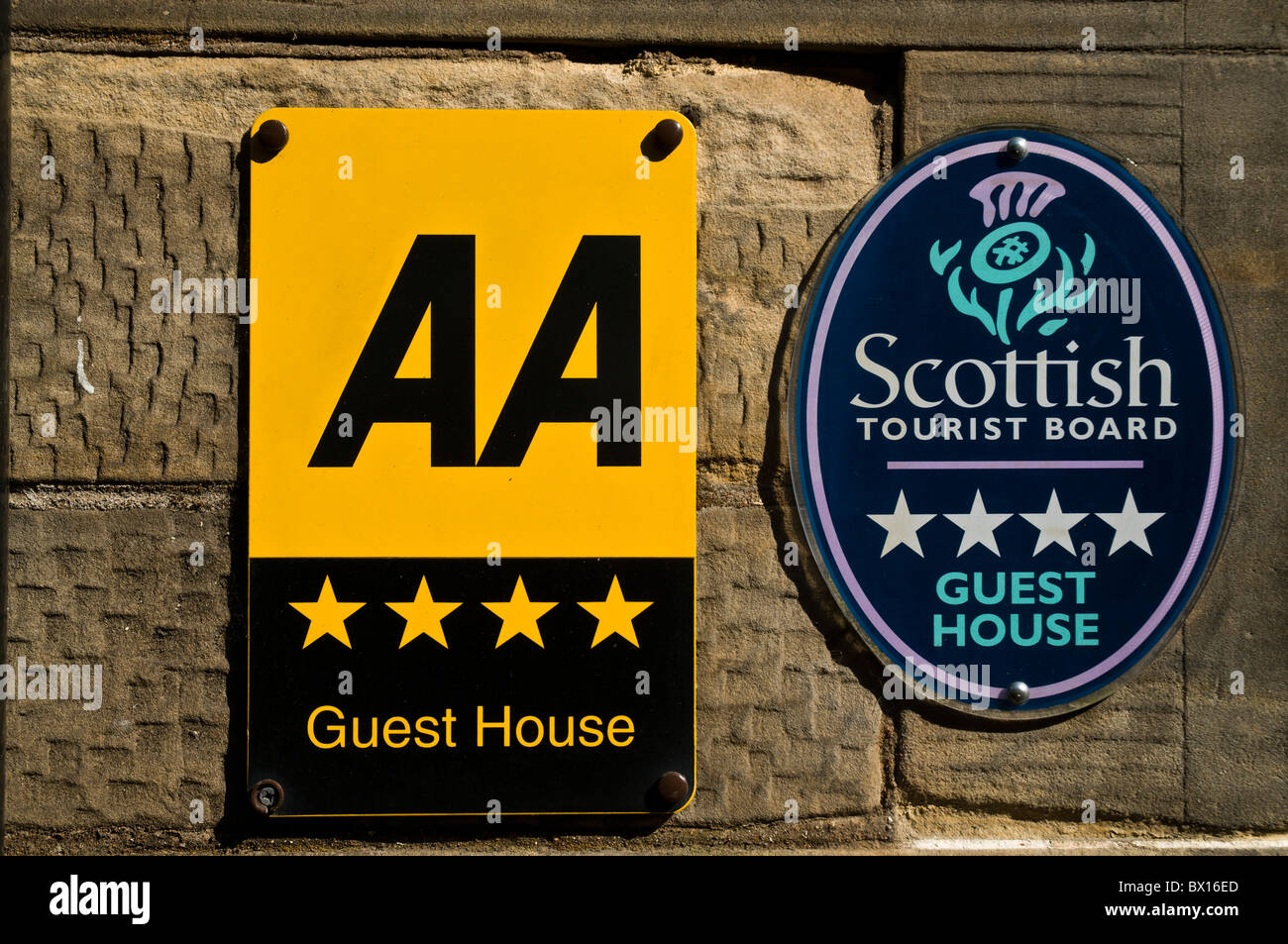 dh AA vier Sterne Guest House TOURISM SCOTLAND Plakette und Scottish Tourist Board Schild Hotel Rating Stars Stockfoto