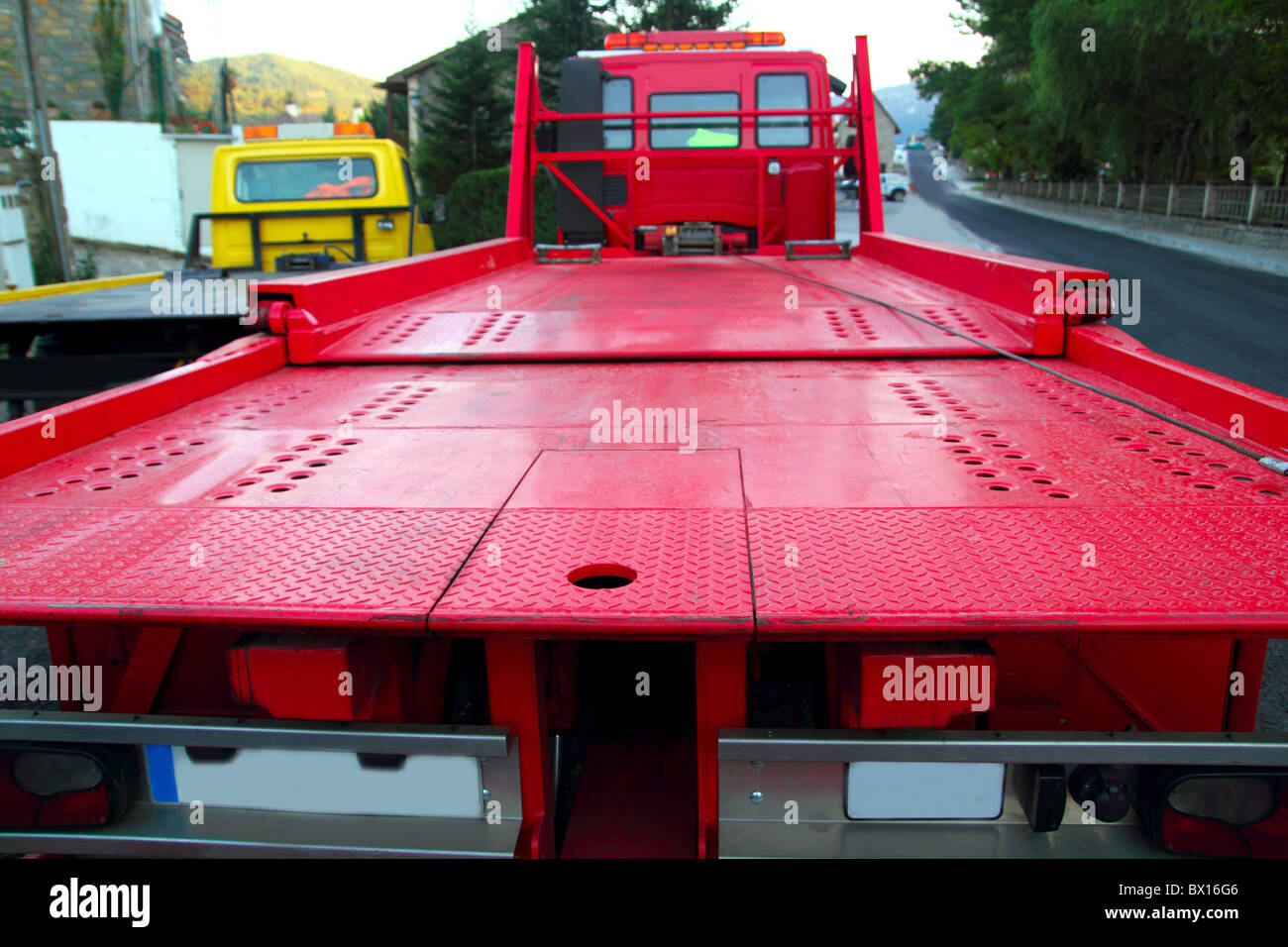 Anhängerkupplung Auto LKW rot Rückansicht Perspektive Plattform im Freien Straße Stockfoto