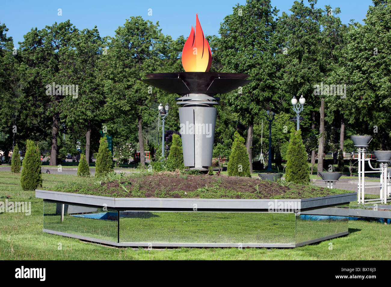 Olympische Flamme außerhalb Luzhniki-Stadion (Chef Austragungsort für die Olympischen Sommerspiele 1980) in Moskau, Russland Stockfoto