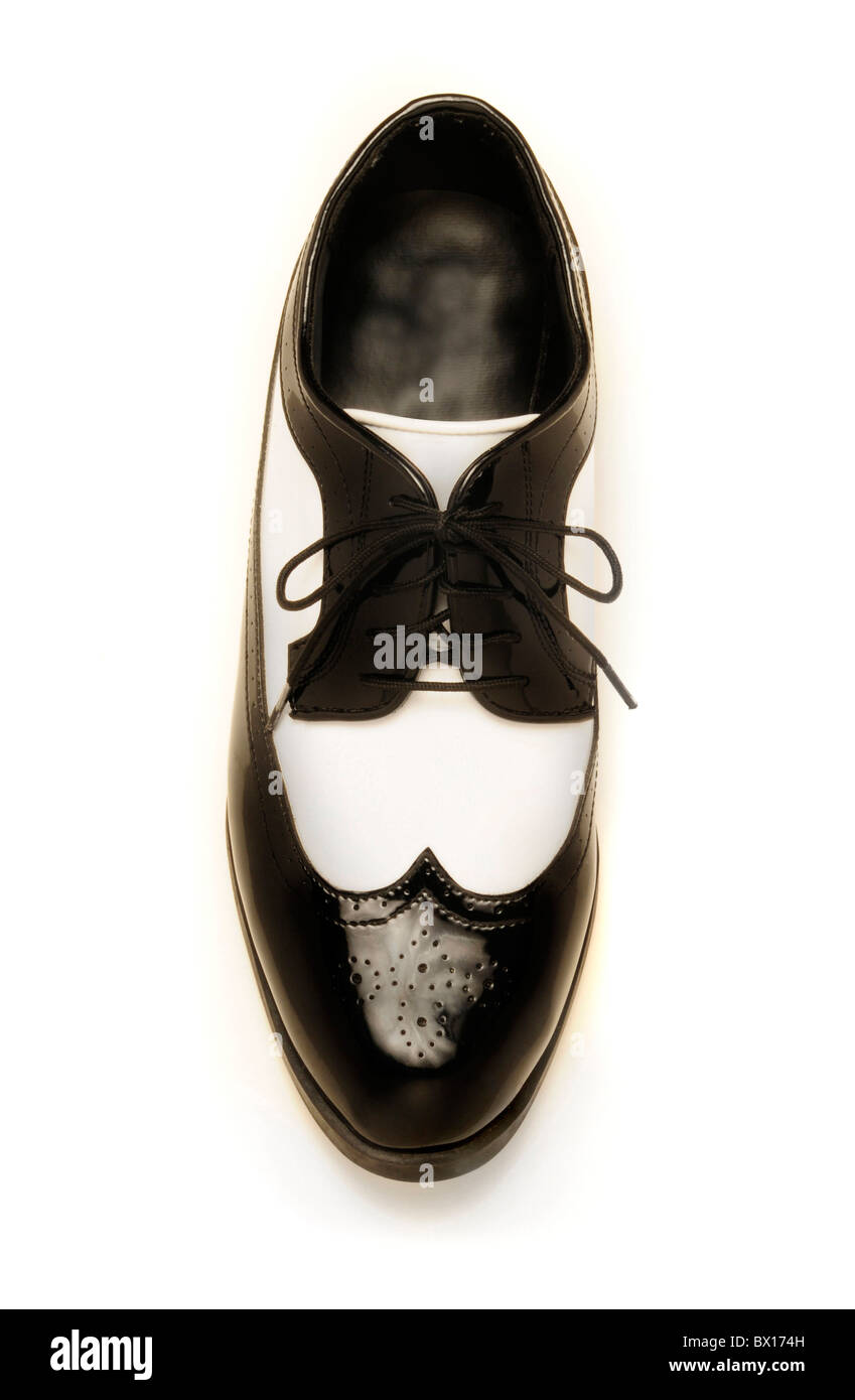 Zweifarbig schwarz / weiß Lackleder Herrenschuh auf weiß Stockfoto
