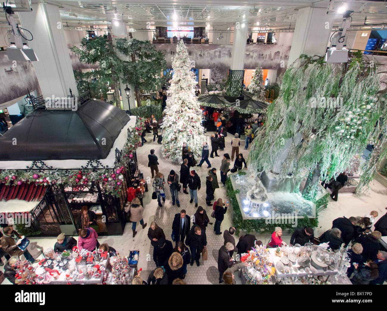 Innere des berühmten KaDeWe (Kaufhaus des Westens) Kaufhaus zu Weihnachten  in Berlin Deutschland Stockfotografie - Alamy