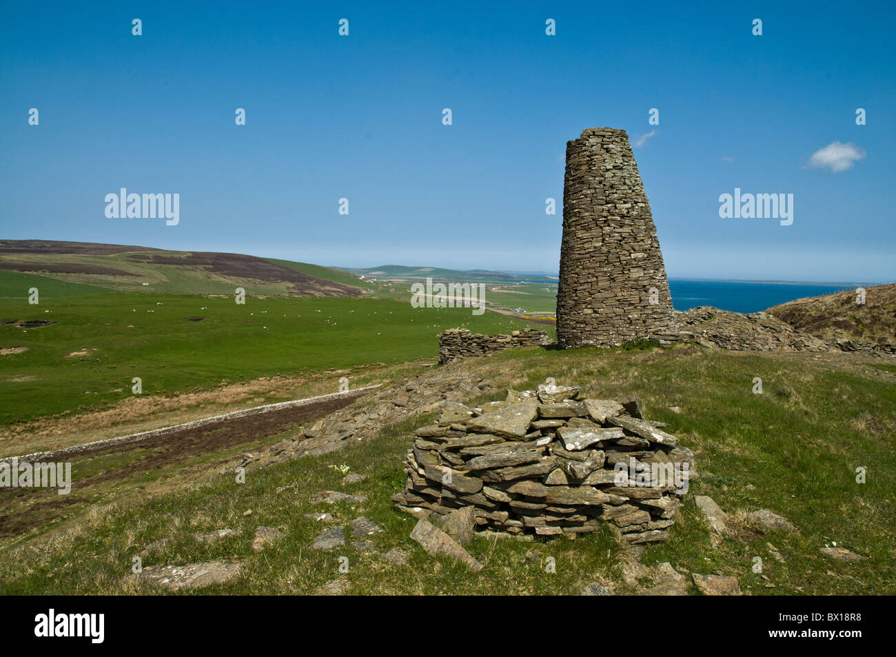 dh Finstown FIRTH ORKNEY Trockenmauern Torheiten Turm mit Blick auf Orkney Landschaft Torheit Stockfoto