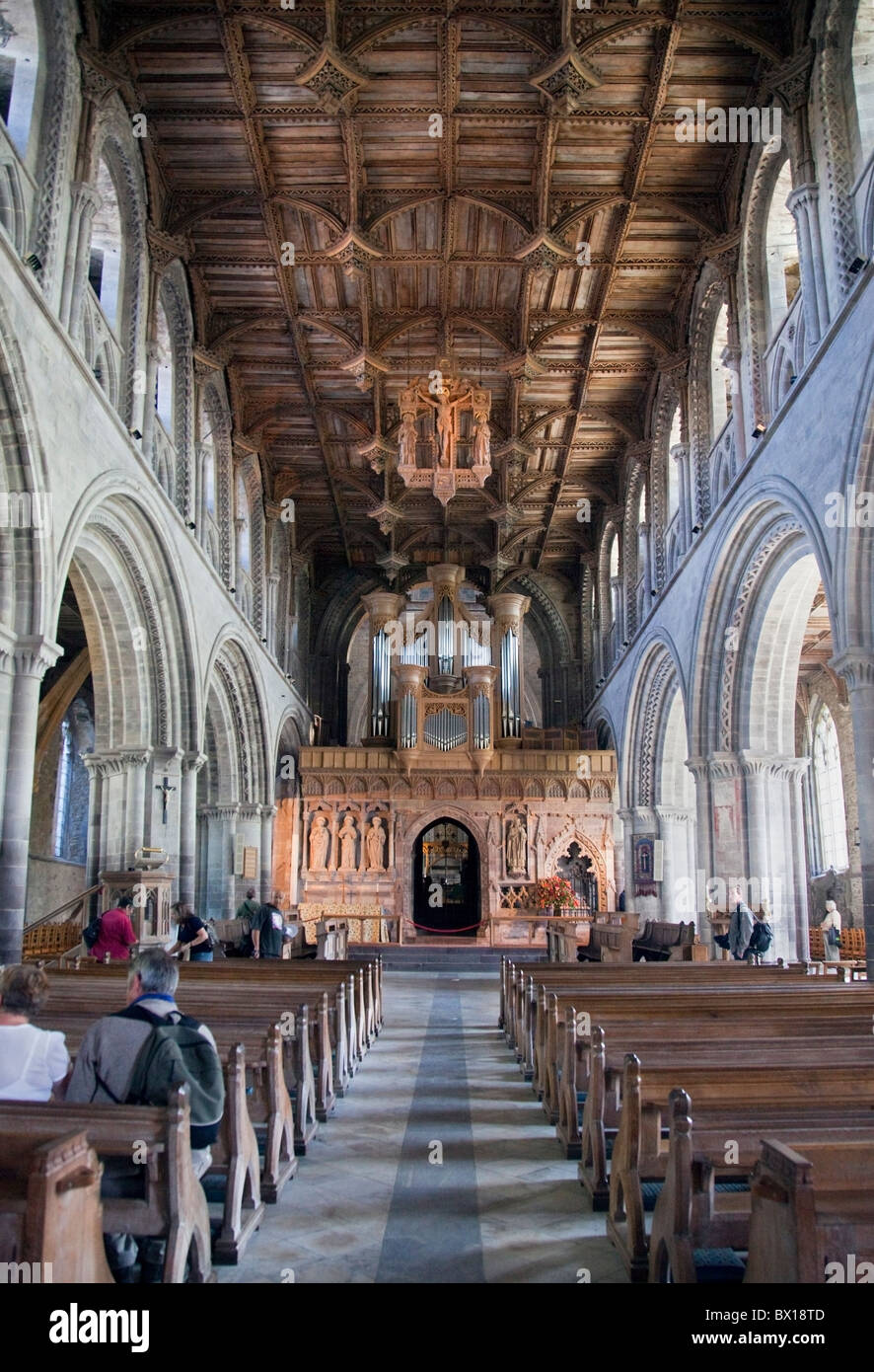 Innenraum mit Orgel und Altar, St Davids Cathedral, Pembroke, Wales Stockfoto