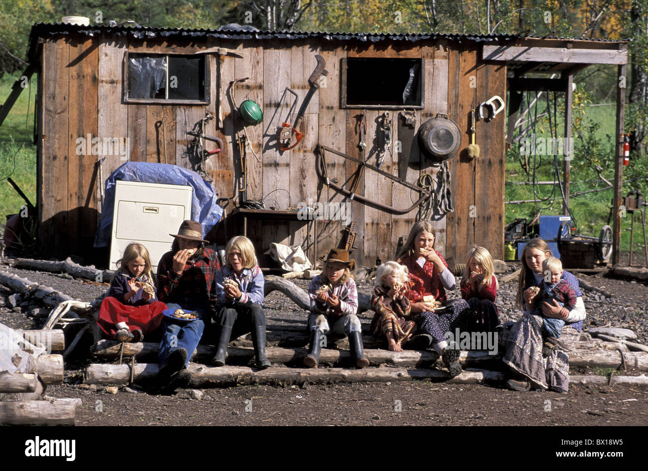 Alaska Kinder Essen Familie Hütte Lebensstil heißt kein Model Release Mittagessen Pilger Familie USA Amerika Vereinigte Stockfoto