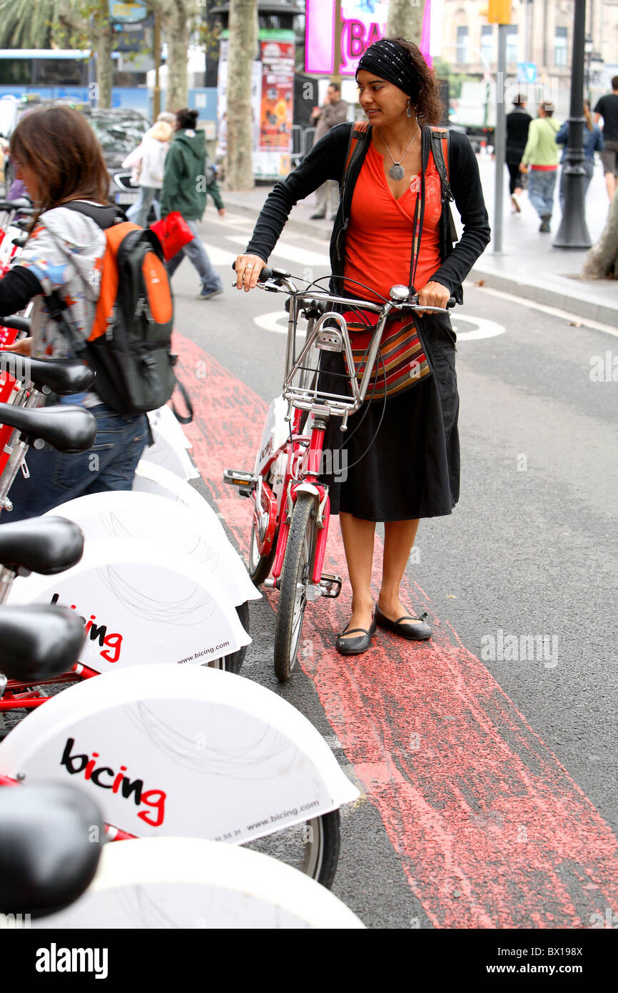 Frau wieder Fahrrad in kommunalen Fahrradträger Barcelona Spanien Stockfoto