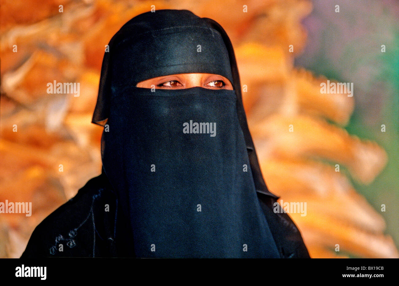 verschleierte Frau Marib Nord-Ost Jemen Arabien Orient Islam Schleier Stockfoto