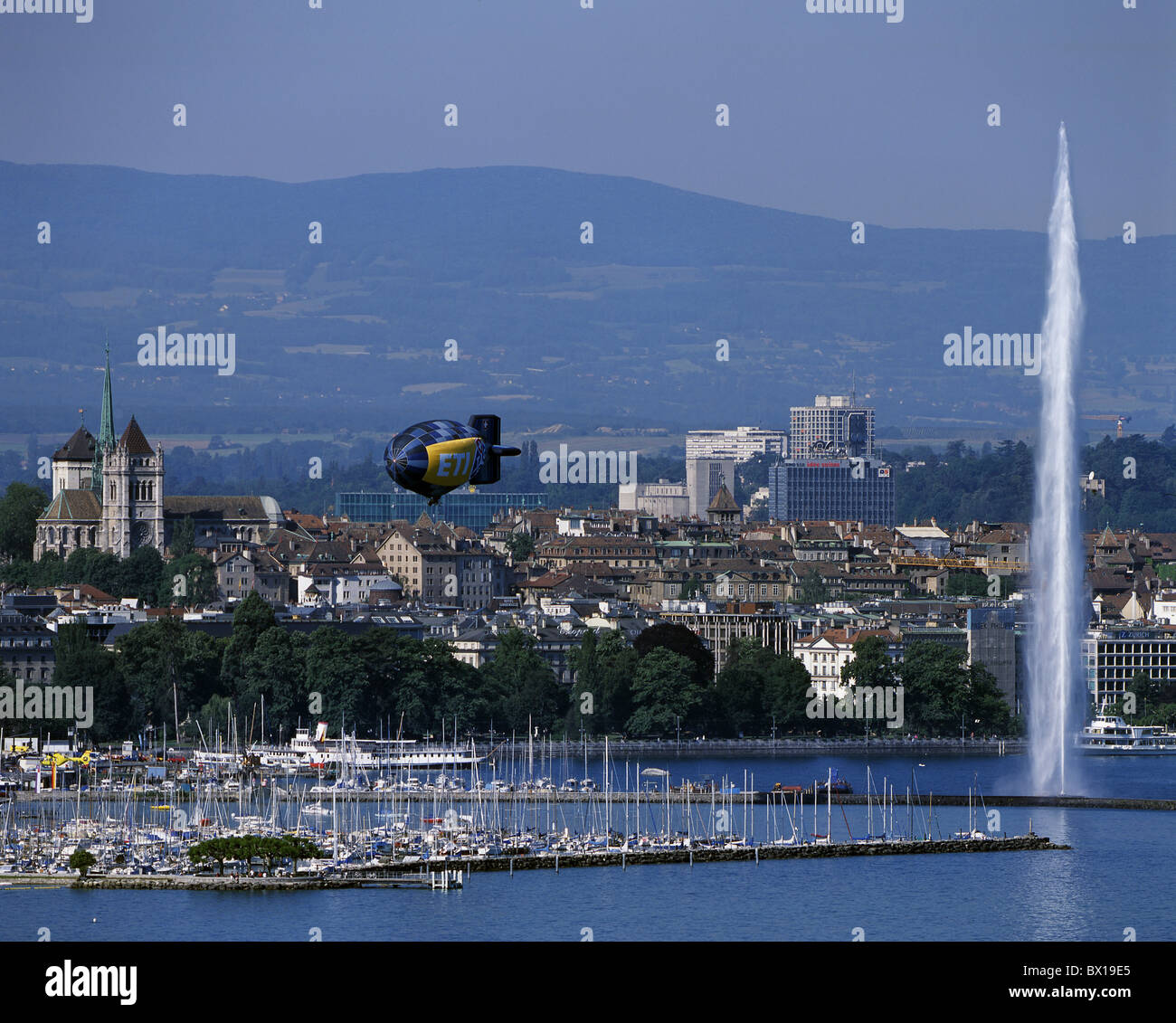 jet-Flugzeug Luftschiff Stadt d Eau Genf Genf Lac See Seen Leman Schweiz Stadt Europas Stockfoto