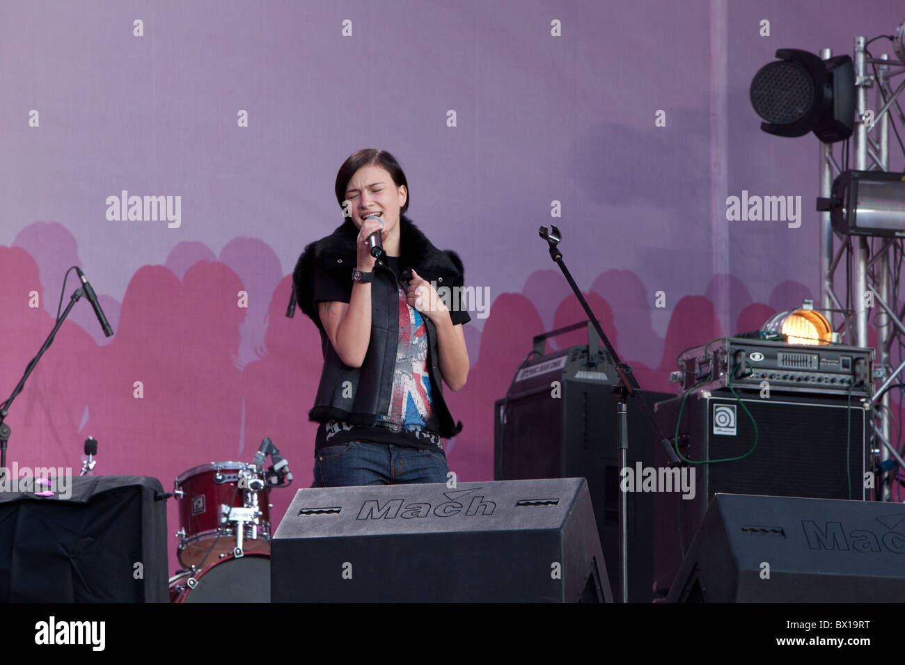 Anastasia Prykhodko (1983) singt während eines Konzerts auf dem Unabhängigkeitsplatz in Kiew, Ukraine Stockfoto