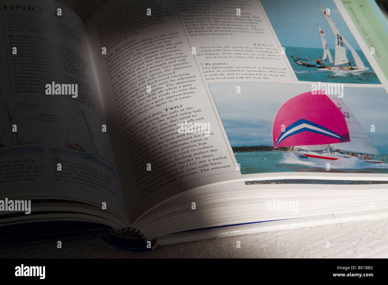 Buch mit Segelboot Bild öffnen Stockfoto
