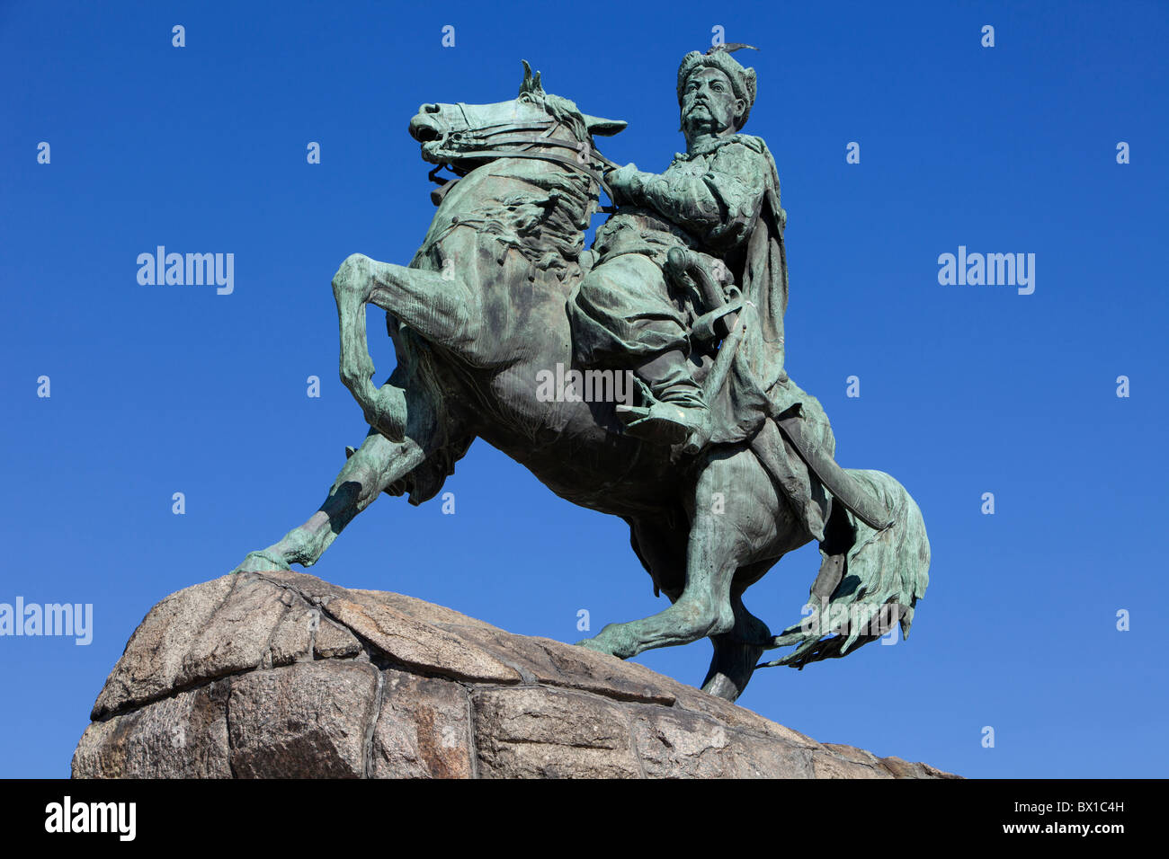 Reiterstatue von Bohdan Khmelnytsky (1595-1657), dem ersten Kosakenhetmann des saporizischen Gastgebers, am Sophia-Platz in Kiew, Ukraine Stockfoto