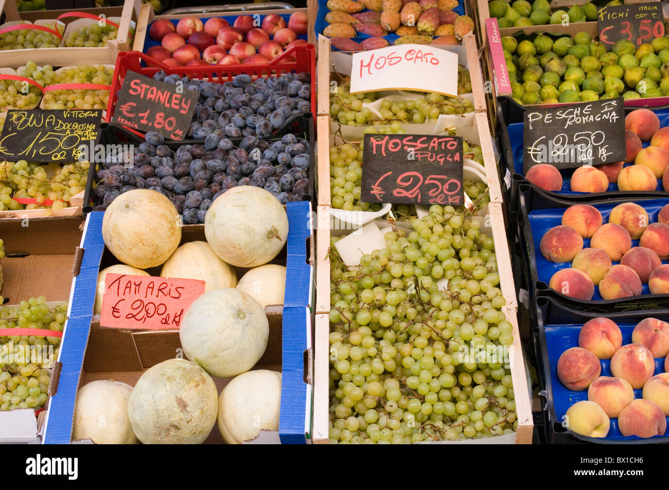 frische mediterrane Früchte Obst Melonen Trauben Trauben Melone Pfirsich Pfirsiche am Marktstand Marktstände Händler Händler Diät Diäten zu öffnen ein Stockfoto