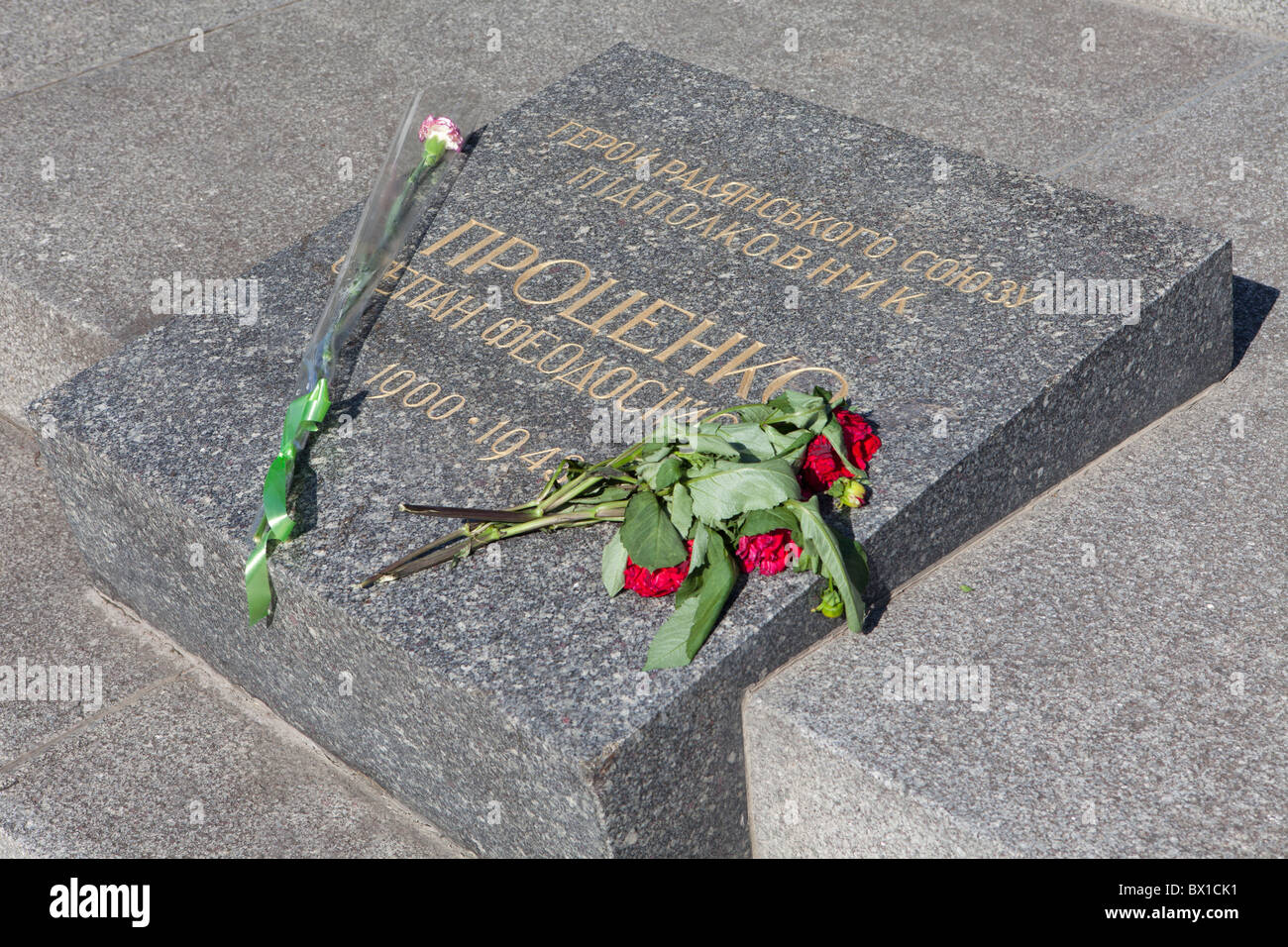 Das Grab des sowjetischen ukrainischen Oberstleutnant Stepan Protsenko Slavy Park in Kiew, Ukraine Stockfoto