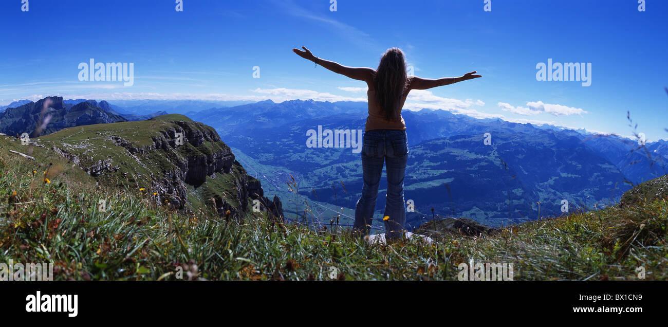 Frau aus zurück Rückansicht genießen Freiheit Freiheit Luft Sonne Natur wandern Ansicht Panorama Berge genießen Stockfoto