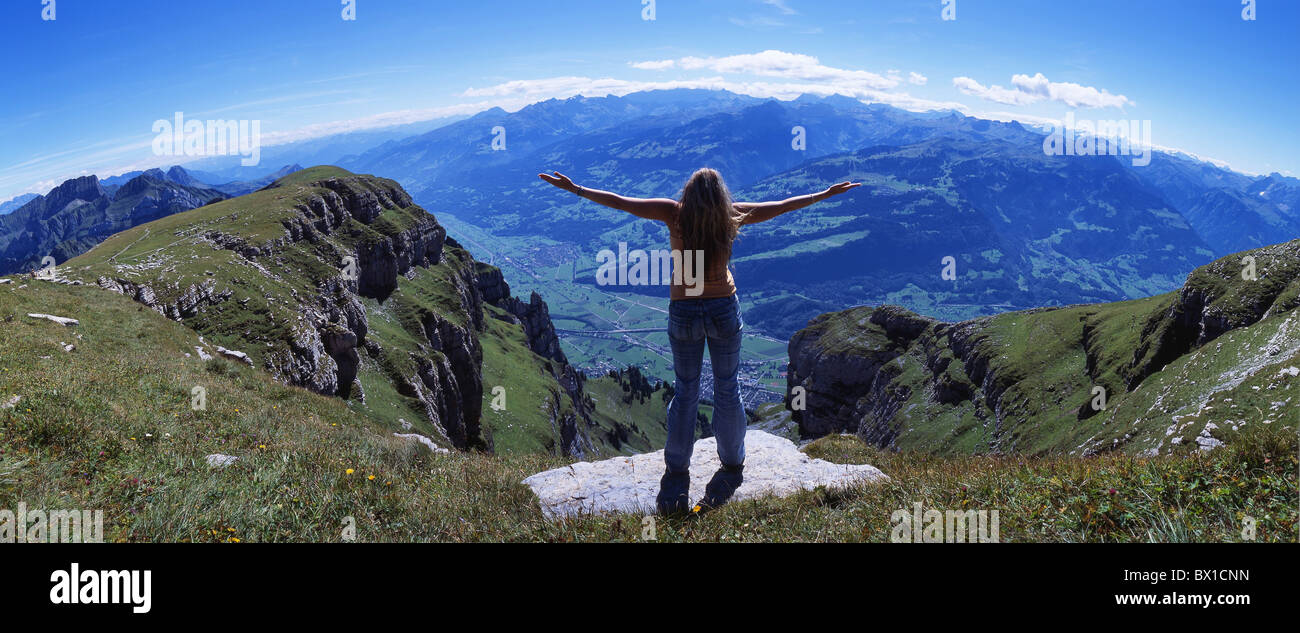 Frau aus zurück Rückansicht genießen Freiheit Freiheit Luft Sonne Natur wandern Ansicht Panorama Berge genießen Stockfoto