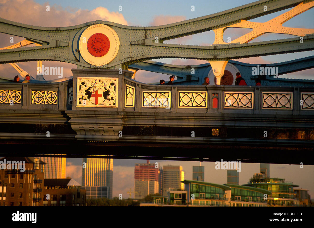 London Tower Bridge Vereinigtes Königreich Detail Menschen Passanten Europa Stimmung Atmosphäre Stockfoto