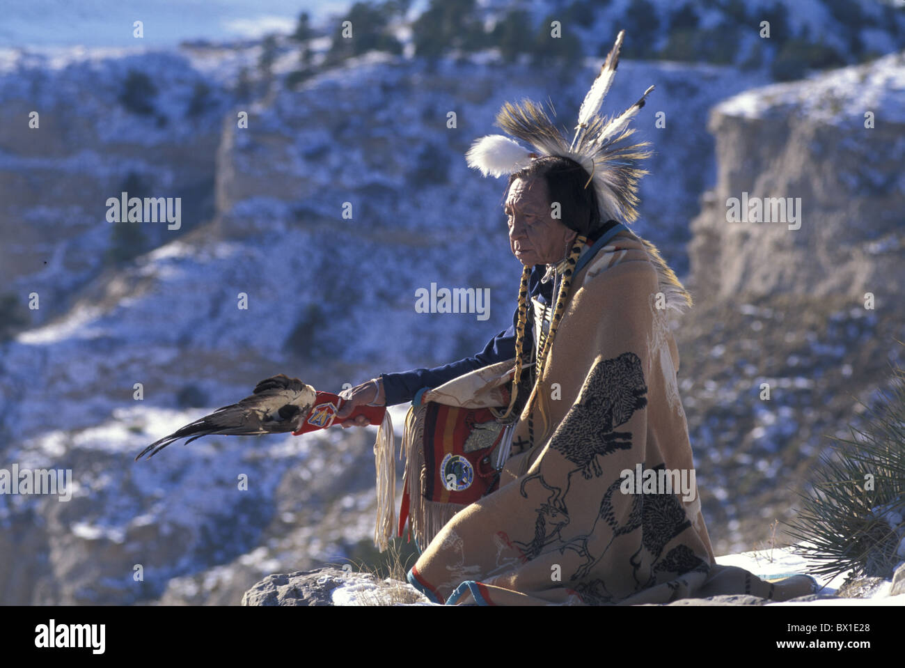 Vollständig freigegeben Federn Costum Native American Lakota Elder Ron Hawks Mann senior Tradition Scotts Bluff Neb Stockfoto