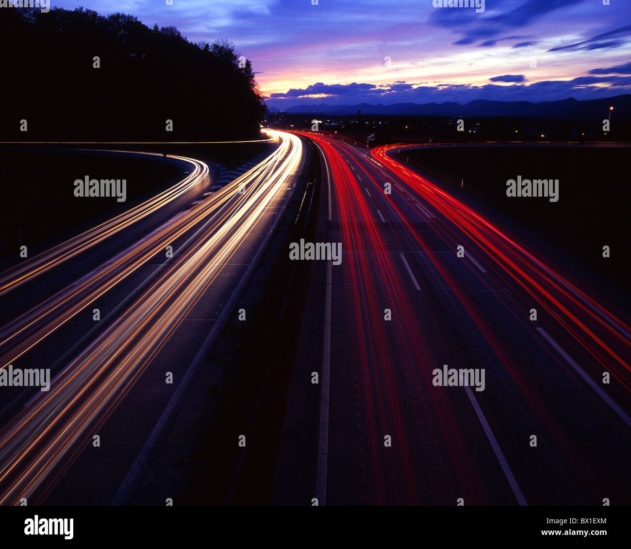 Autobahn-leuchten Licht Streifen A1 in der Nähe von Frühling Schloss Kanton Aargau Schweiz Europa bei Nacht-Nachtverkehr Stockfoto